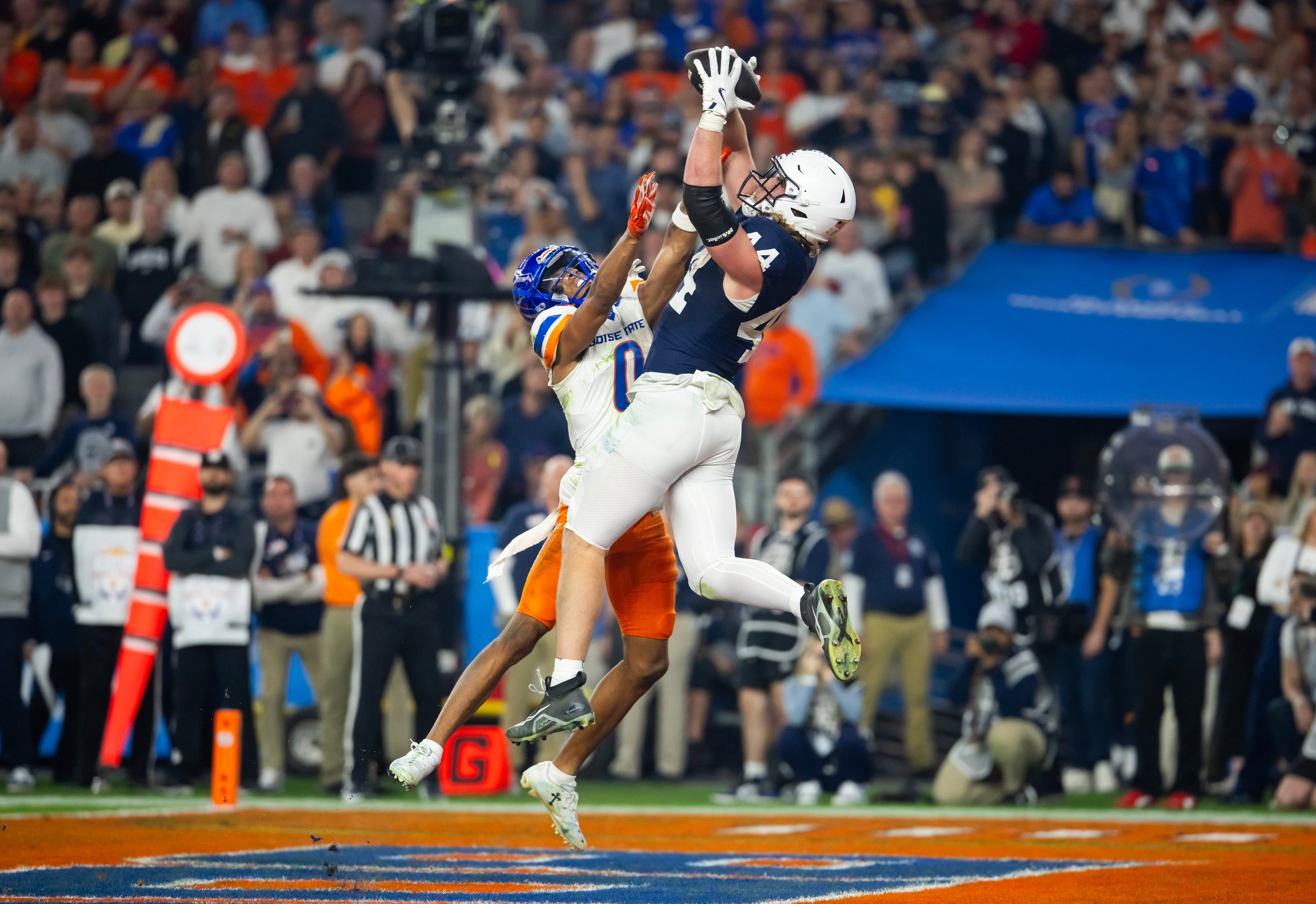Dec 31, 2024; Glendale, AZ, USA; Penn State Nittany Lions tight end Tyler Warren (44) makes a touchdown catch over Boise State Broncos safety Ty Benefield (0) during the second half in the Fiesta Bowl at State Farm Stadium.