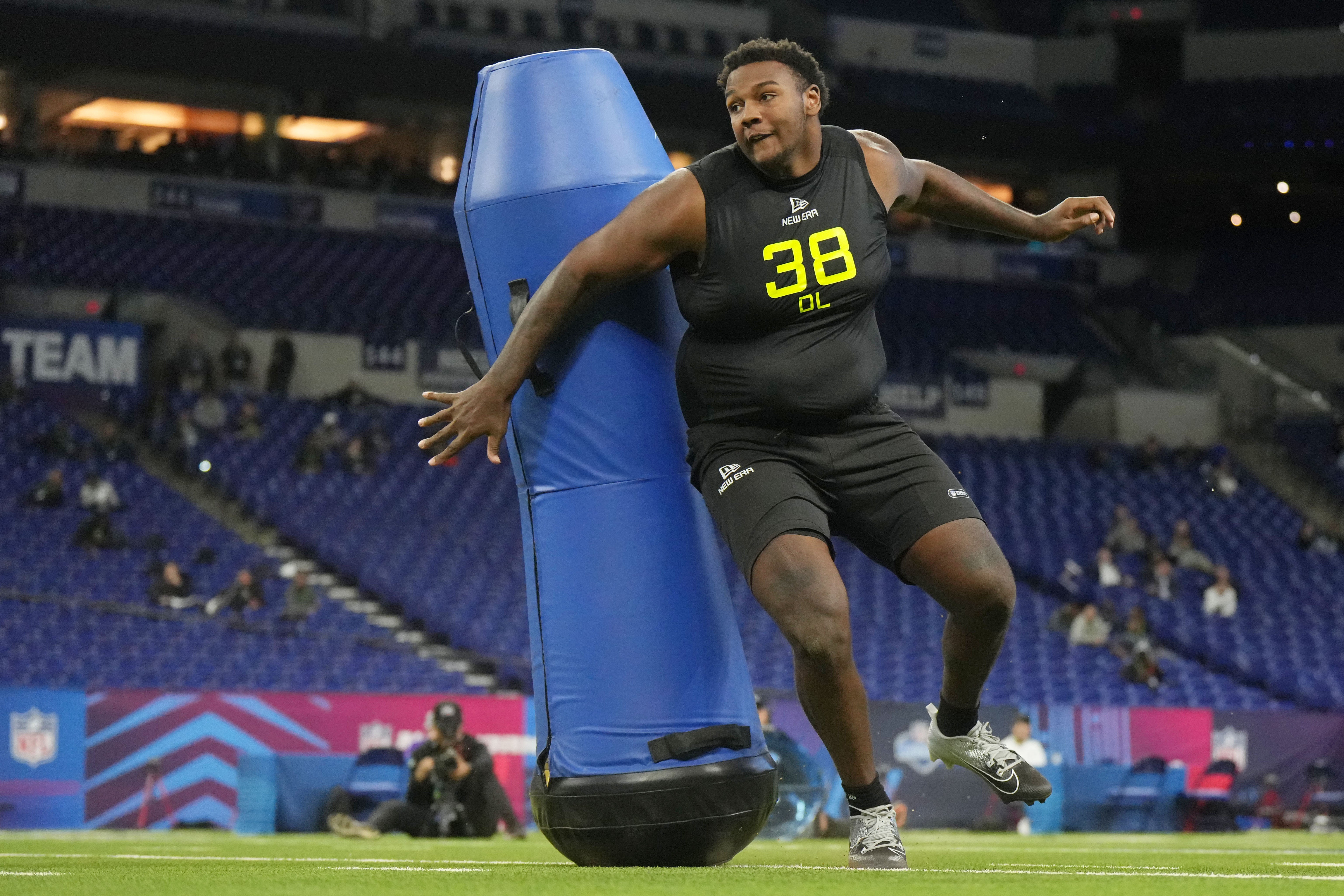 Kentucky defensive lineman Deone Walker (DL38) participates in drills during the 2025 NFL Combine at Lucas Oil Stadium.