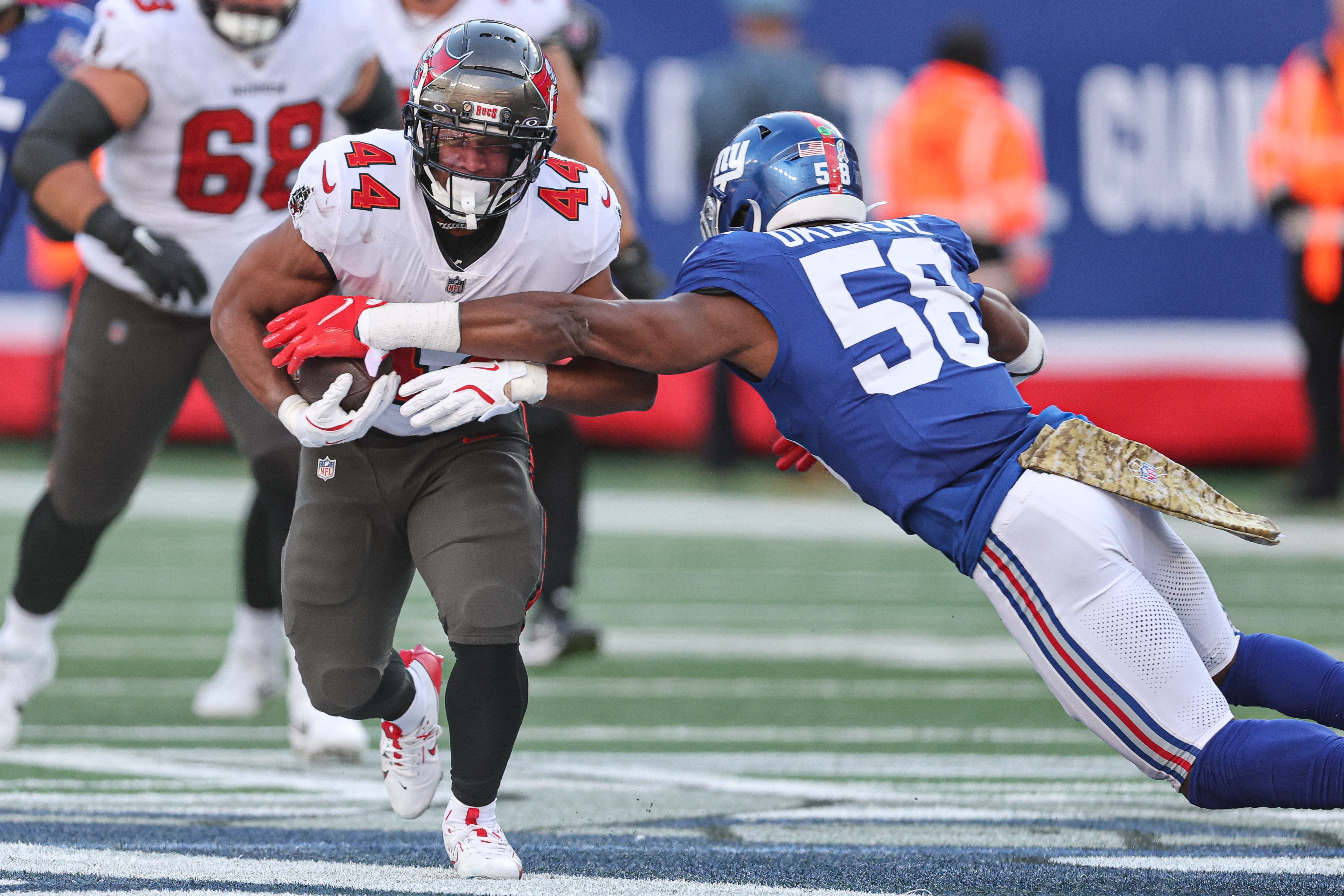 GIants LB Bobby Okereke makes a tackle