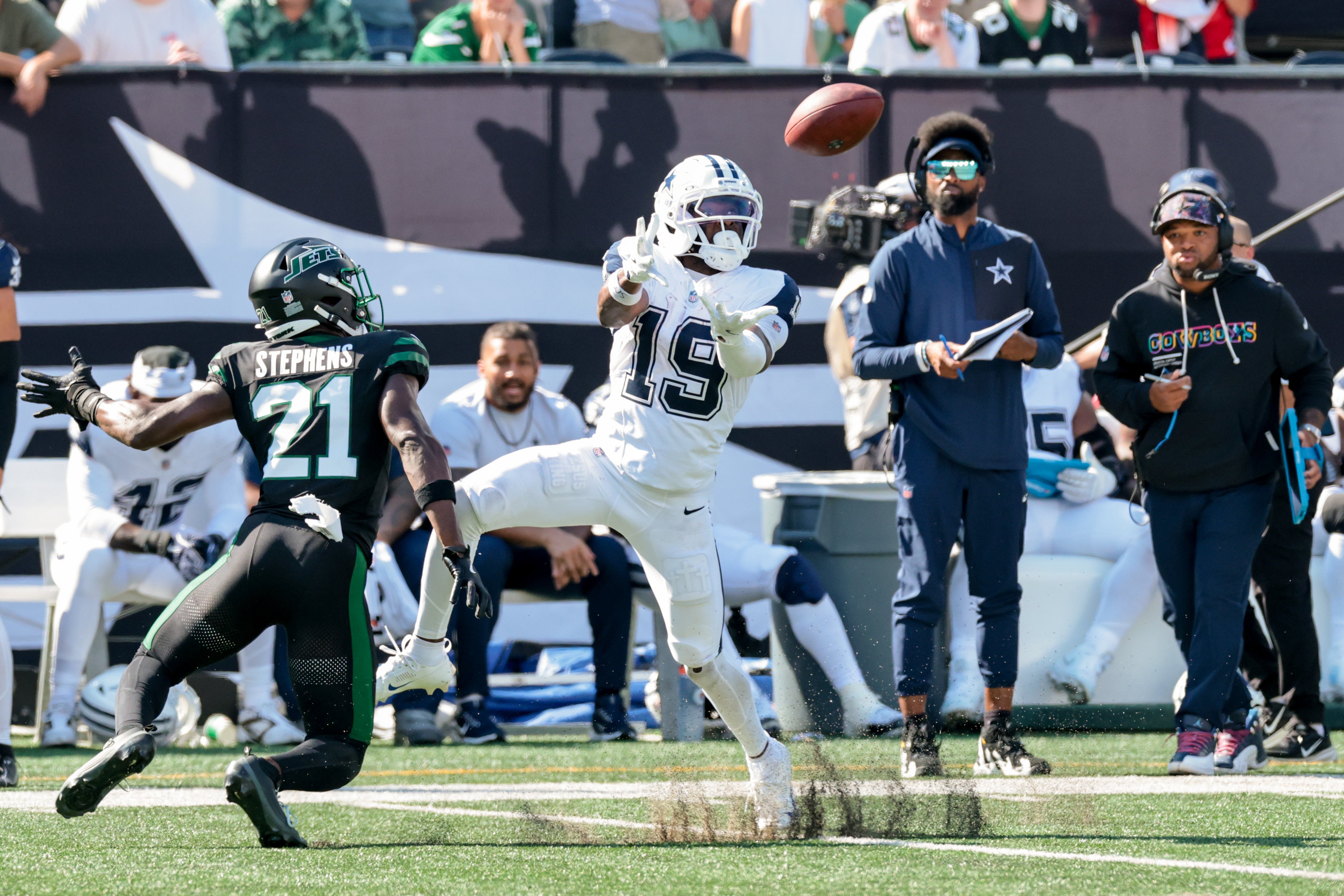 Oct 5, 2025; East Rutherford, New Jersey, USA; Dallas Cowboys wide receiver Ryan Flournoy (19) makes a catch in front of New York Jets cornerback Brandon Stephens (21) during the first half at MetLife Stadium.