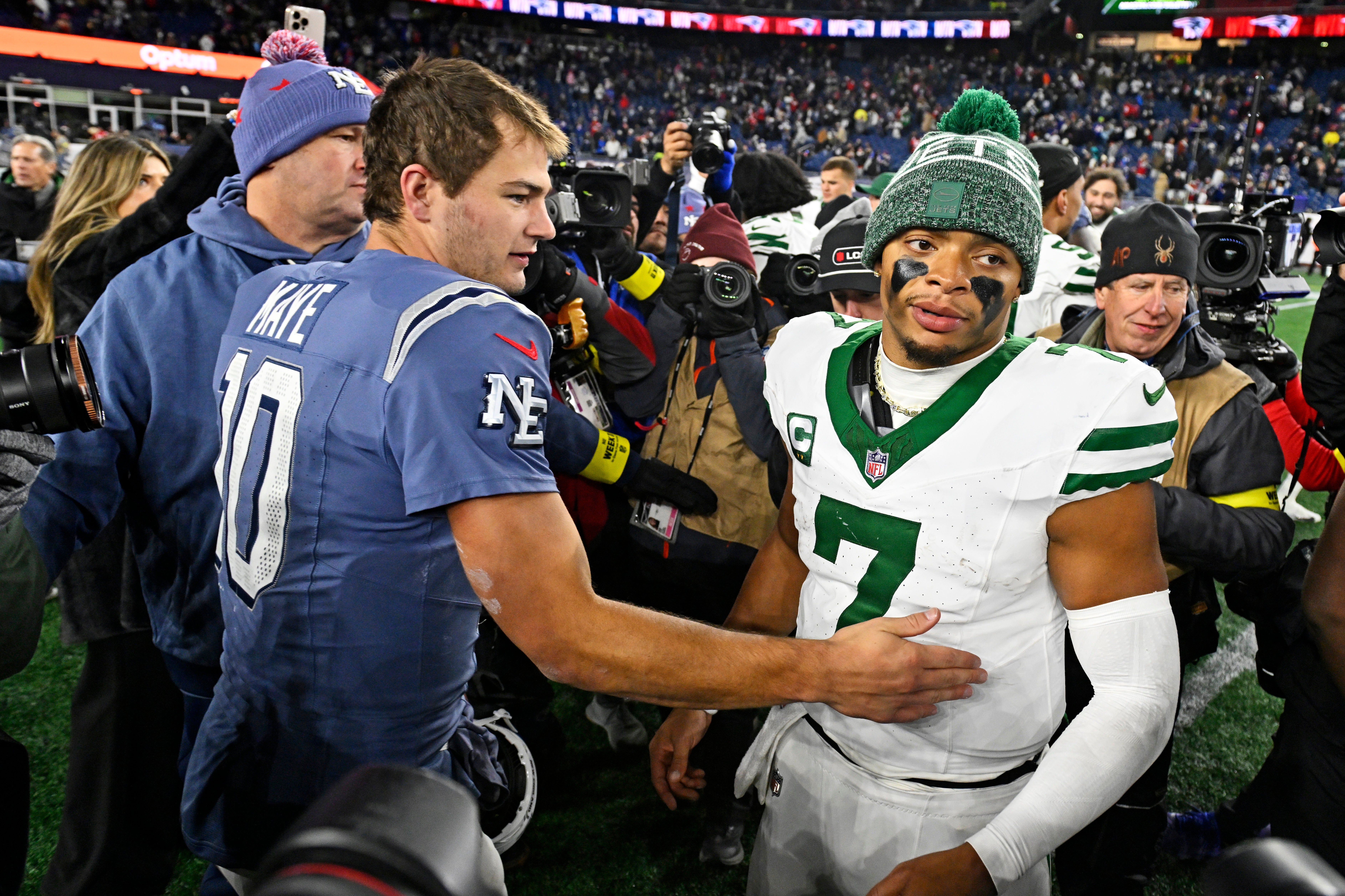 New England Patriots quarterback Drake Maye (10) and New York Jets quarterback Justin Fields (7)