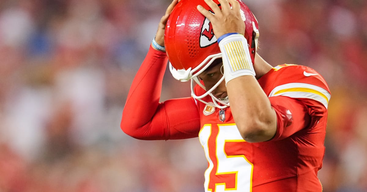 Mahomes clarifies comments on Rodgers after QB suffers serious