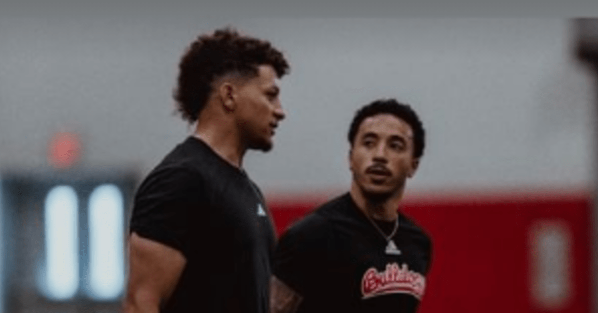 Patrick Mahomes joined by nearly a dozen Chiefs teammates for Texas  throwing session