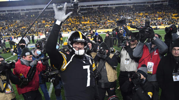 Pittsburgh Steelers fullback Derek Watt (44) during an NFL football  training camp practice, Monday, Aug. 24, 2020, in Pittsburgh. (AP  Photo/Keith Srakocic Stock Photo - Alamy