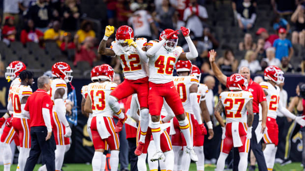 KANSAS CITY, MO - AUGUST 20: Kansas City Chiefs wide receiver Justin Watson  (84) runs up field against the Washington Commanders on August 20th, 2022  at GEHA field at Arrowhead Stadium in