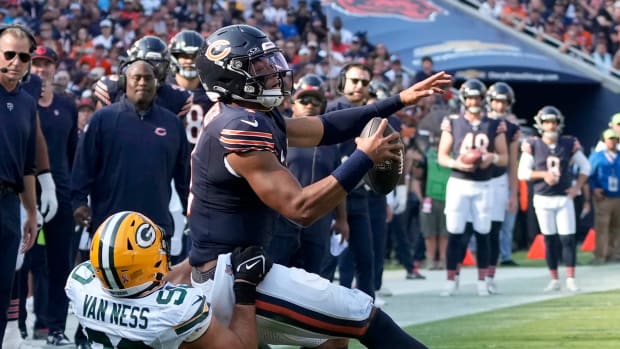 Chicago #Bears wide receiver Chase Claypool (10) can't make a catch in the  end zone under pressure from New York #Jets cornerback Sauce…