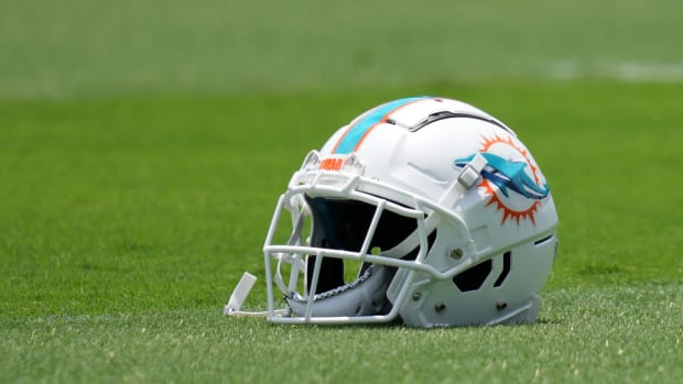 Dolphins hold off Patriots 24-17