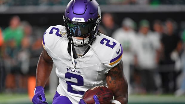 Vikings star Dalvin Cook fulfills promise to late father by