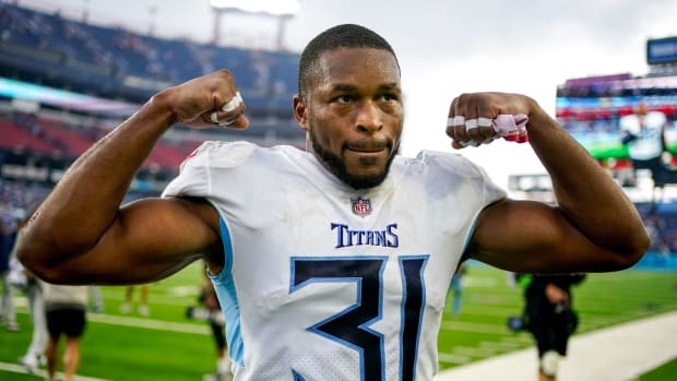 Tennessee Titans wide receiver Treylon Burks (16) catches a pass in front  of Green Bay Packers