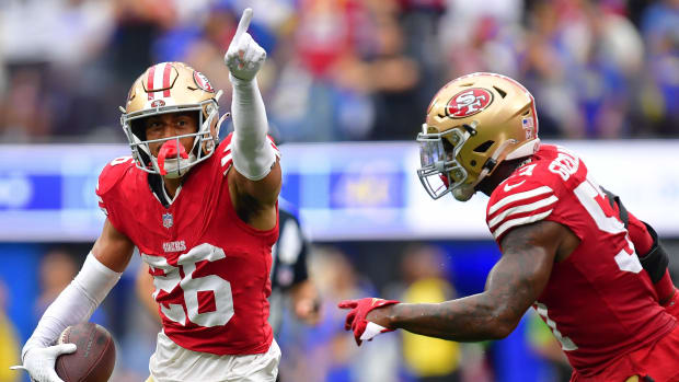 Mexican lineman Alfredo Gutiérrez marveling at his 49ers