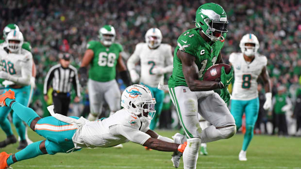 Dolphins' Tyreek Hill expects fine for cell-phone backflip