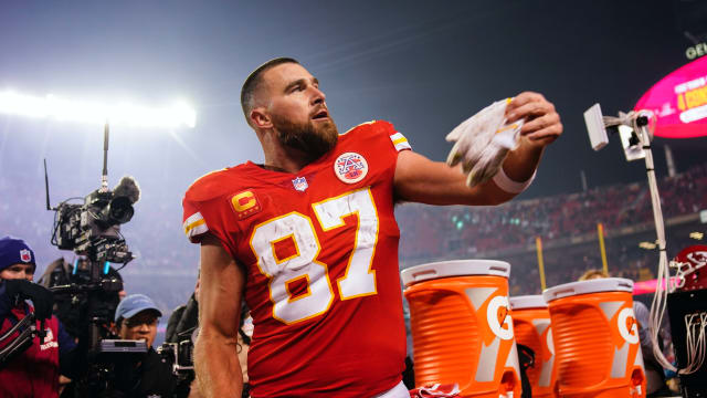 Kansas City Chiefs tight end Noah Gray (83) runs the ball at NFL football  training camp Tuesday, Aug. 17, 2021, in St. Joseph, Mo. (AP Photo/Charlie  Riedel Stock Photo - Alamy