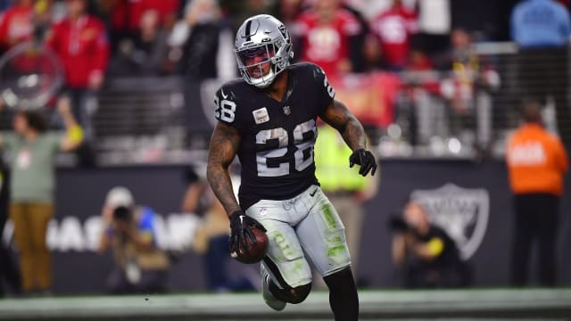 Photographer shoved by Davante Adams sues WR, Raiders and Chiefs