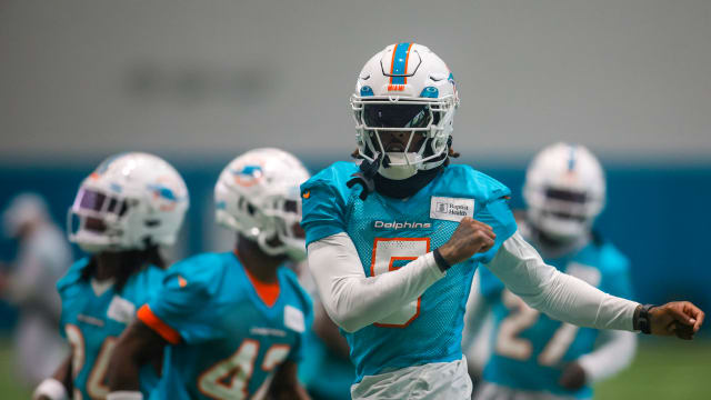 MIAMI GARDENS, FL - NOVEMBER 13: Miami Dolphins cornerback Kader