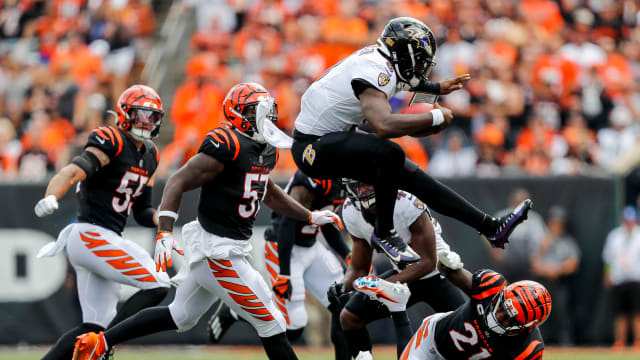 November 27, 2022: Baltimore Ravens quarterback Lamar Jackson (8) looks to  throw the ball during a game against the Jacksonville Jaguars in  Jacksonville, FL. Romeo T Guzman/CSM/Sipa USA.(Credit Image: © Romeo  Guzman/Cal