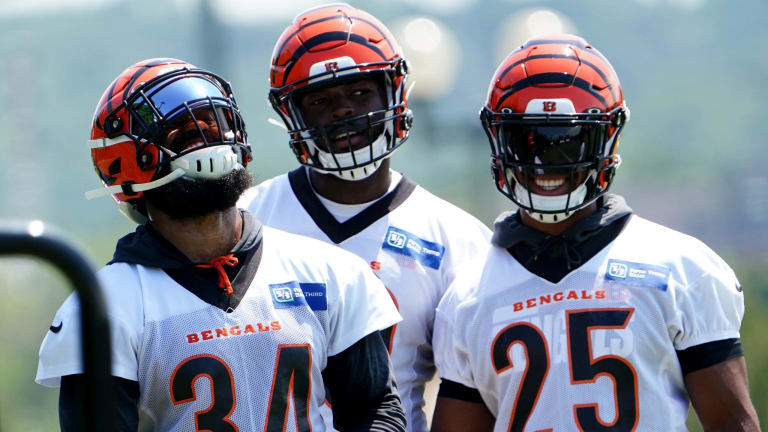 Cincinnati Bengals running back Chris Evans (25) warms up before