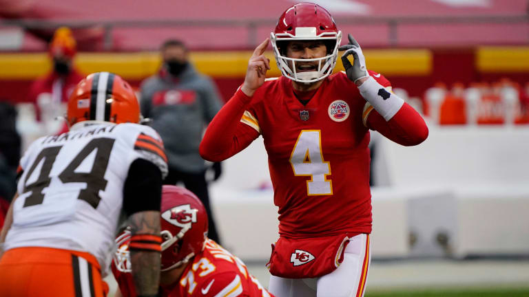 Chad Henne steps in for Patrick Mahomes, Chiefs fans chant his