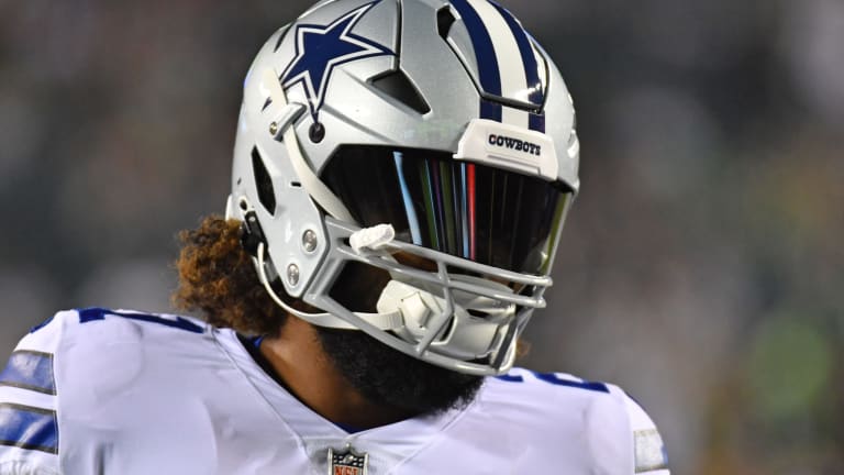 Cowboys RB Ezekiel Elliott is using a Riddell Axiom with an AXIOM-2B-HP-Ti  facemask, smoke open visor and a SportStar Victory XD chinstrap…