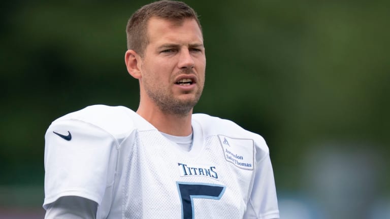 Eagles sign ex-Titans punter Brett Kern, host former safety