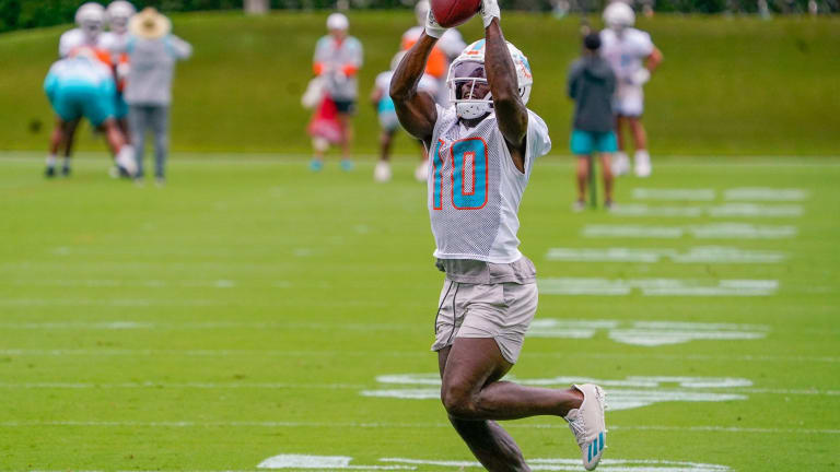 Tyreek Hill dusts Tre Flowers at Tuesday's Dolphins-Falcons joint practice  - A to Z Sports