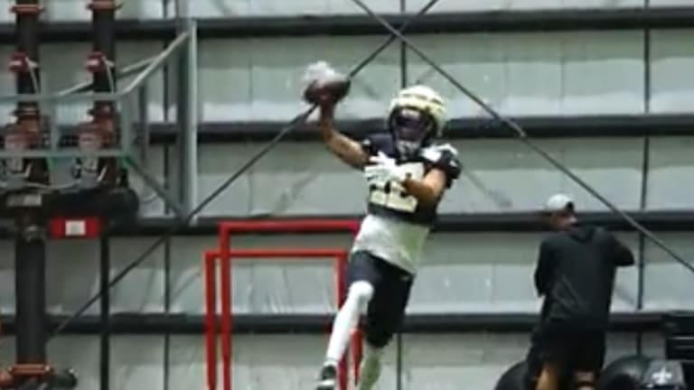 Saints WR Chris Olave makes incredible one-handed grab during