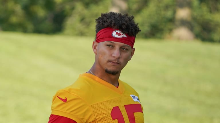 Chiefs' Chris Jones details Patrick Mahomes in practice in a whole