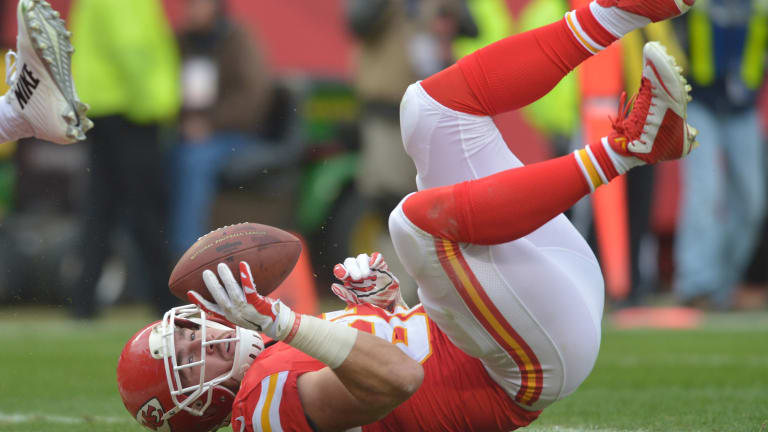 Travis Kelce injury updates: Chiefs star hyperextends knee