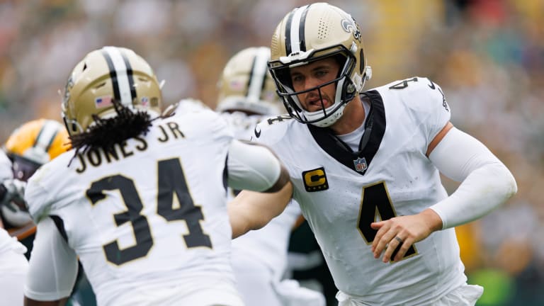 Saints' Derek Carr getting evaluated for shoulder injury after