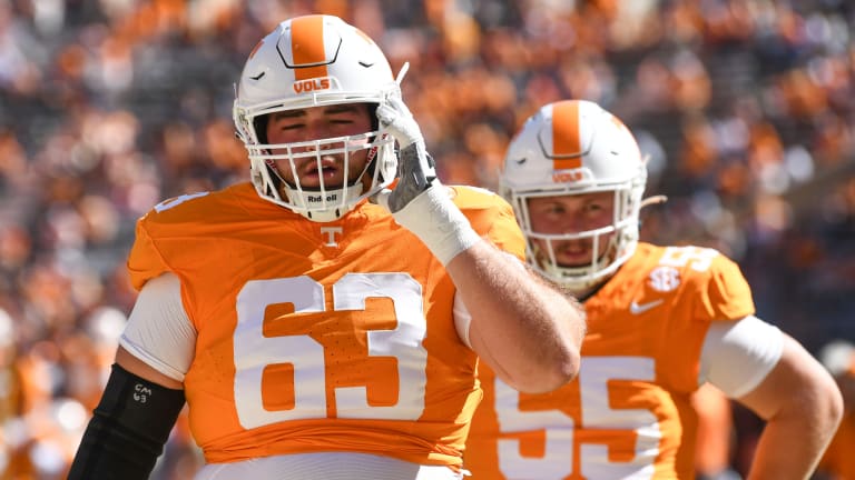 Vols' center Cooper Mays leaves game against Vanderbilt with an injury - A  to Z Sports