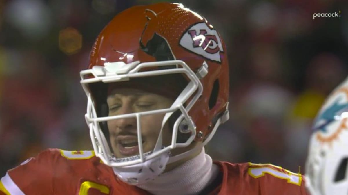 Chiefs QB Patrick Mahomes' helmet malfunction causes confusion in playoffs  - A to Z Sports