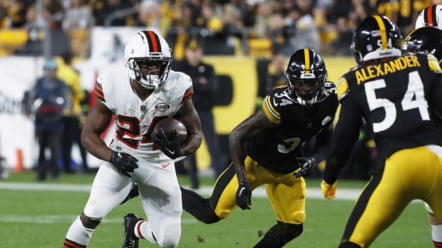 Browns RB Nick Chubb carted off against Steelers with potential serious  injury on Monday Night Football - A to Z Sports