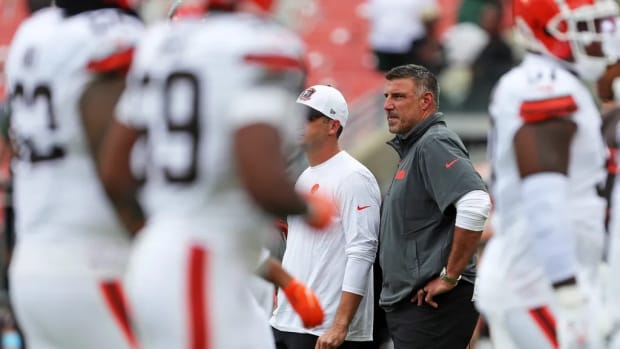 Cleveland Browns senior consultant Mike Vrabel watches the team warm up before an NFL preseason football game at Cleveland Browns Stadium, Saturday, Aug. 10, 2024, in Cleveland, Ohio