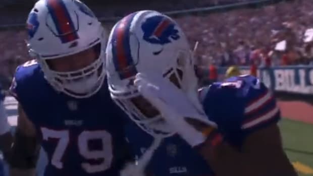 I'd love to see a blue Bills' helmet (maybe an alternate?) with the  legendary white Buffalo. Thoughts? : r/buffalobills