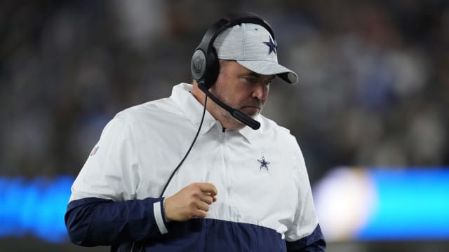 Dallas Cowboys players huddle up during an NFL football game against the  Washington Commanders, Sunday, January 8, 2023 in Landover. (AP  Photo/Daniel Kucin Jr Stock Photo - Alamy