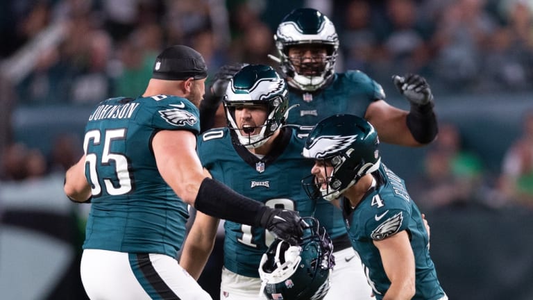 D'Andre Swfit's dominant night helps Eagles beat Vikings 34-28