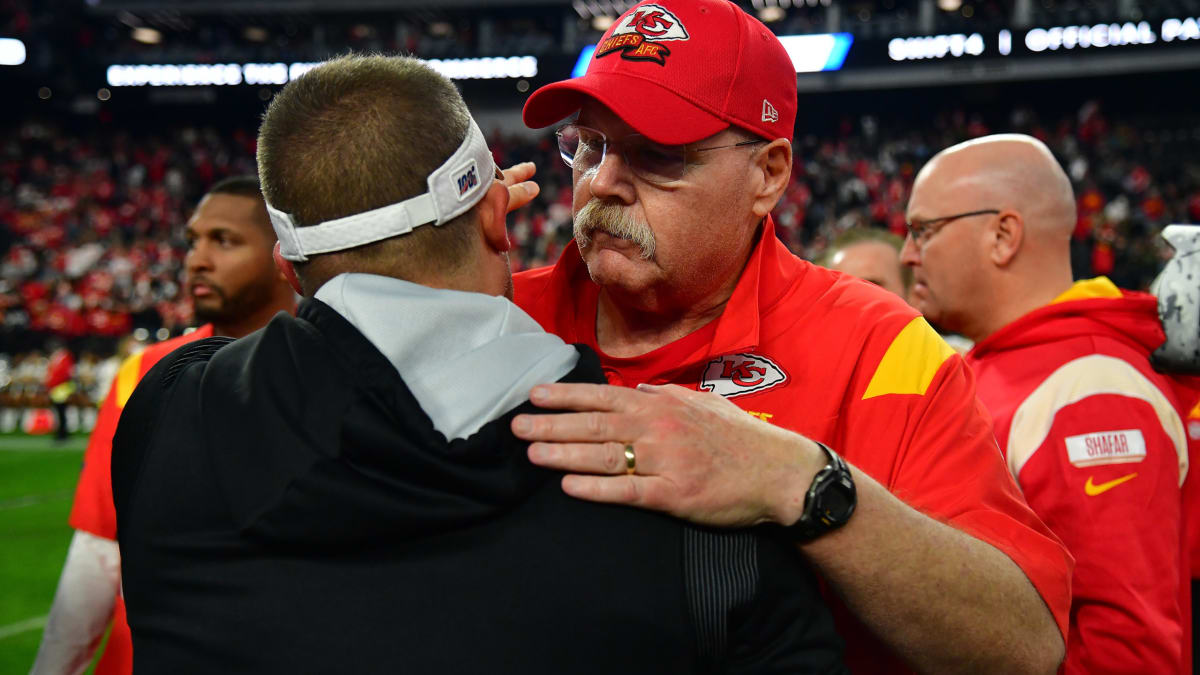 Chiefs' spinning huddle sets up trick play vs. Raiders