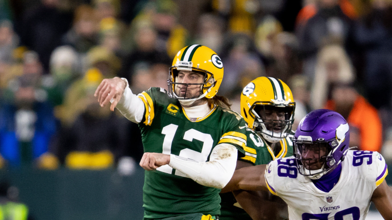 Aaron Rodgers staying with Green Bay Packers on four-year deal