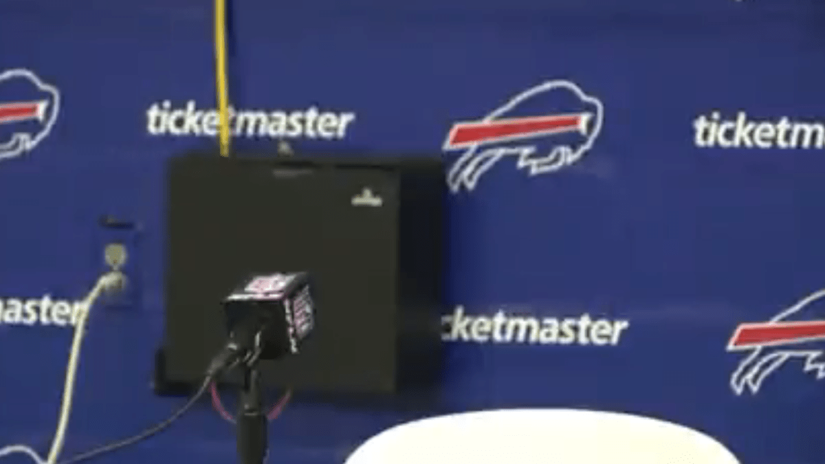 Bills' Stefon Diggs calls out 'hurtful' hot mic comments after