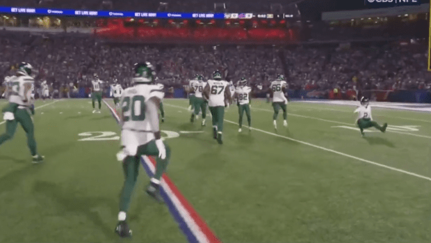 Jets' Zach Wilson Suffers Embarrassing Moment During Bills Game