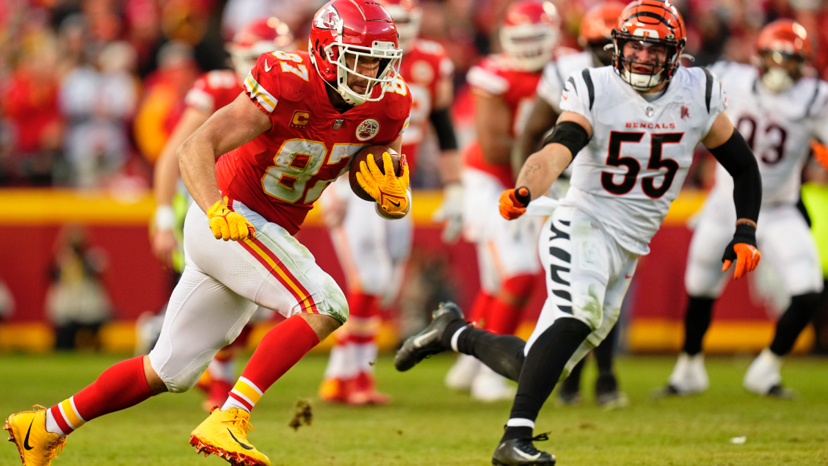 Travis Kelce not amused by Mahomes joke at NFL Honors