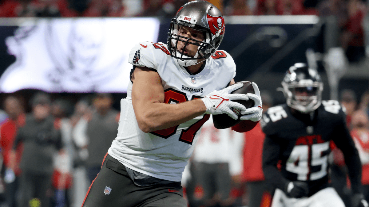 Bucs' Rob Gronkowski retires, leaves door open for NFL return 