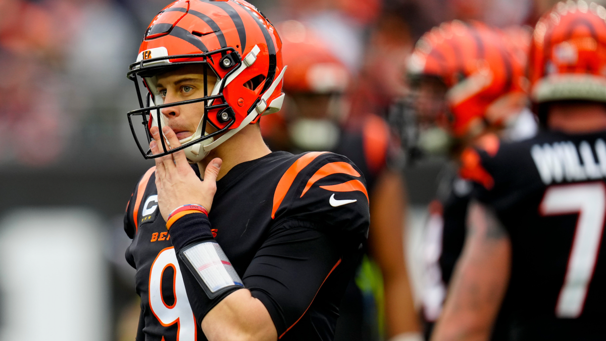 Joe Burrow wears glove: Weather, wet ball affect Cincinnati-Cleveland