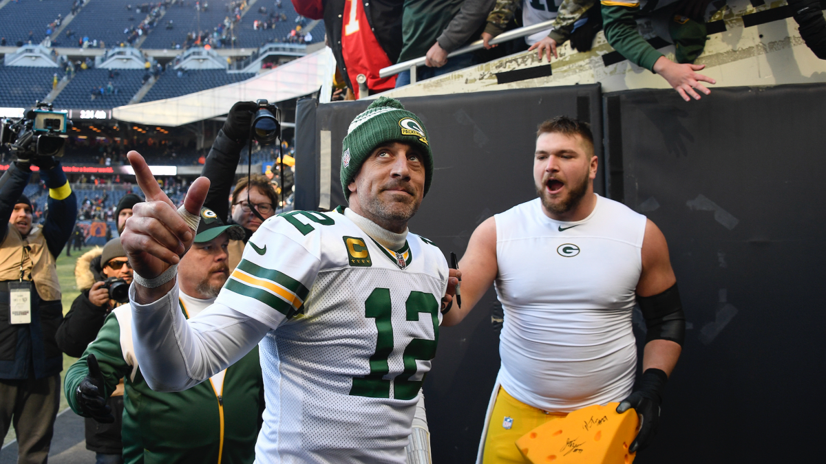 Aaron Rodgers surprises Packers fans at Arizona retirement home