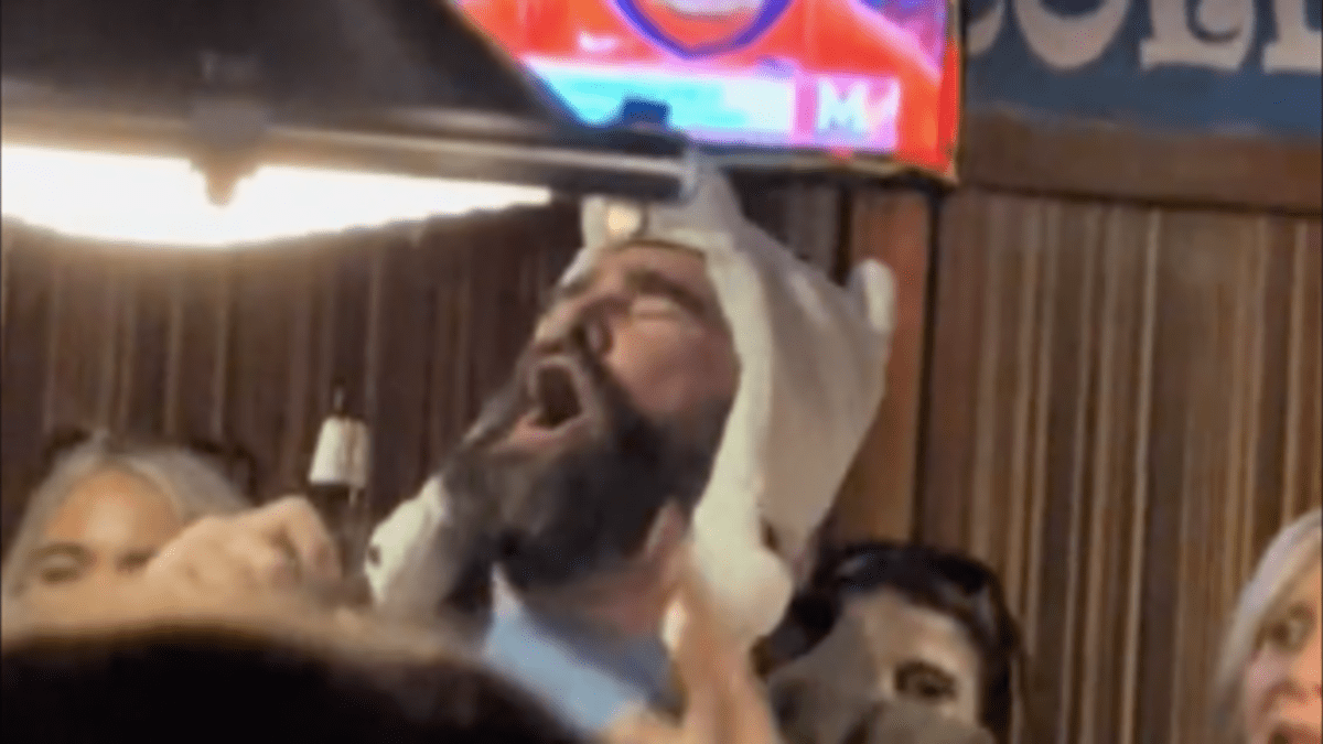 Eagles' Jason and wife Kylie Kelce let loose at Jersey Shore bar -