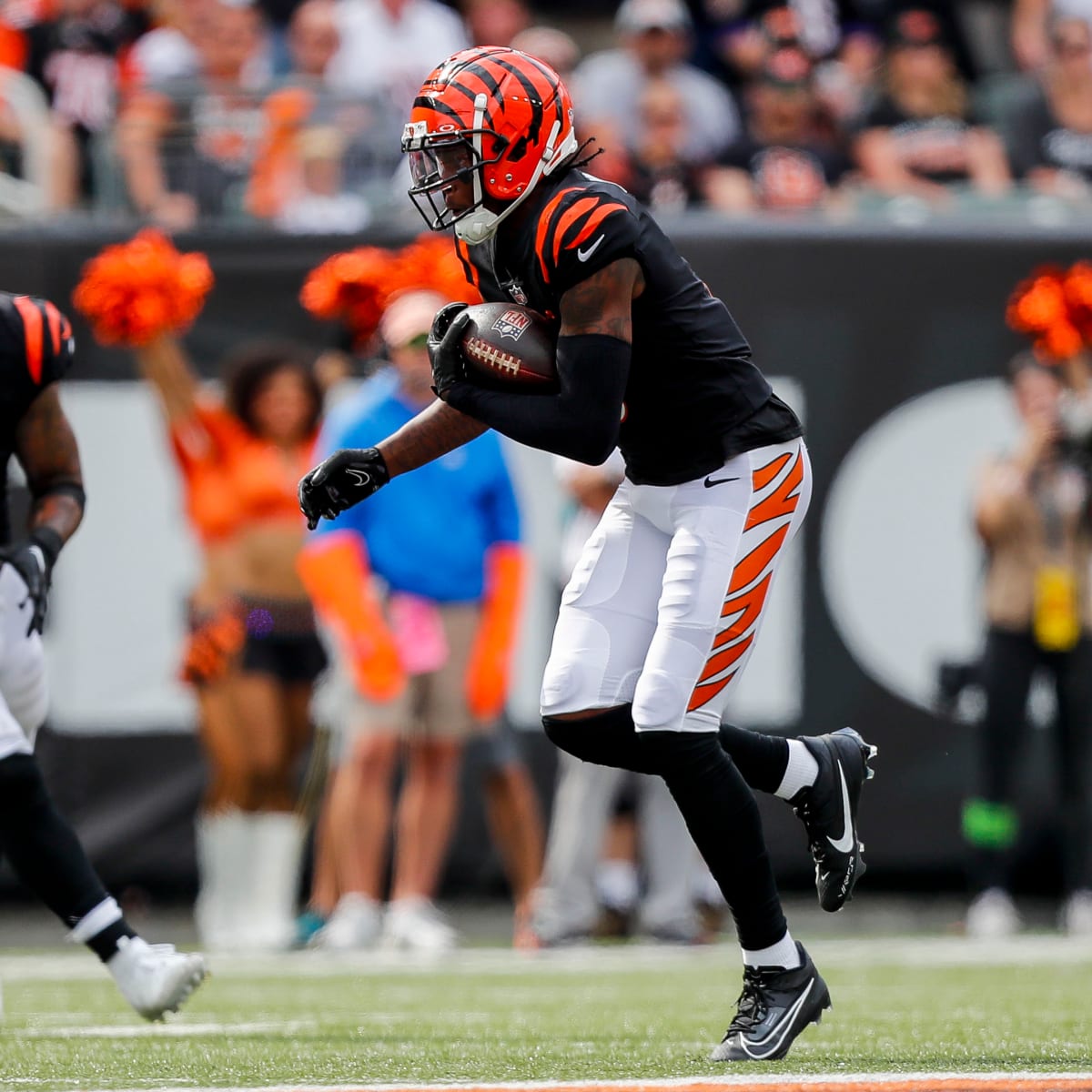 Report: Bengals' Tee Higgins suffers fractured ribs in Sunday's