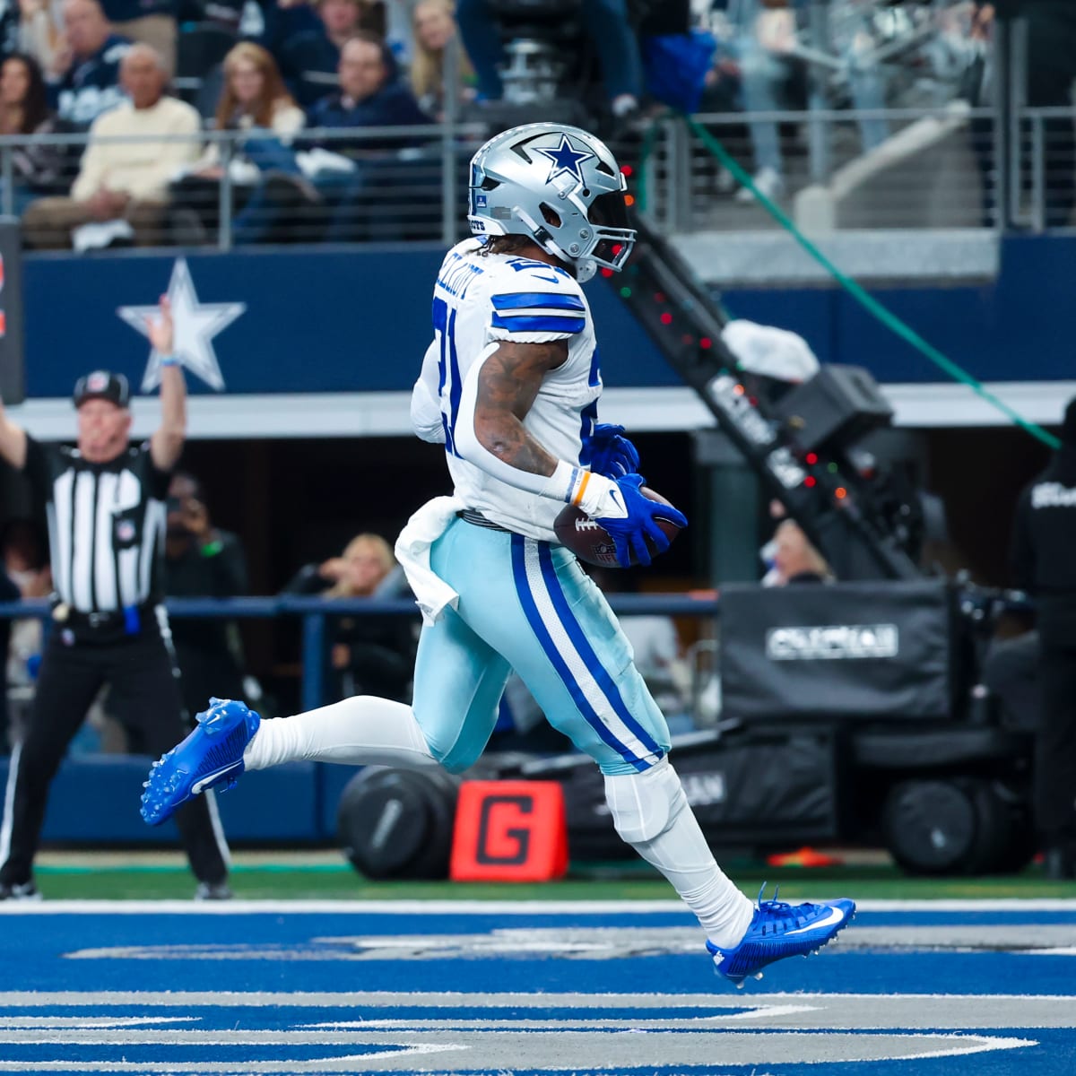 Dallas Cowboys informed star RB Zeke Elliott of his release