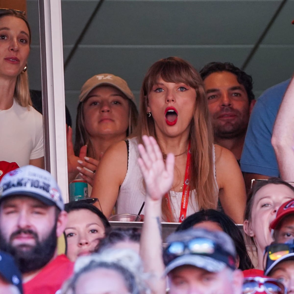 Taylor Swift Cheers on Travis Kelce at Chiefs-Jets