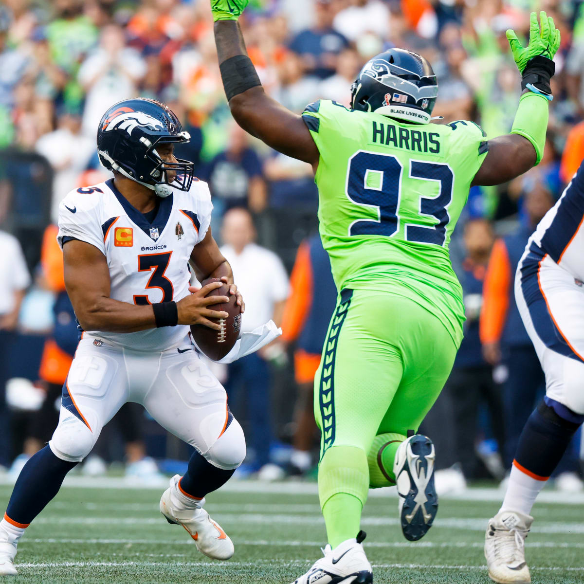 Seahawks start three rookies against Broncos