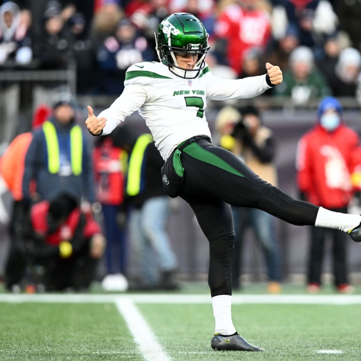 Eagles 'make a change,' releasing punter Arryn Siposs and signing ex-Jet  Braden Mann