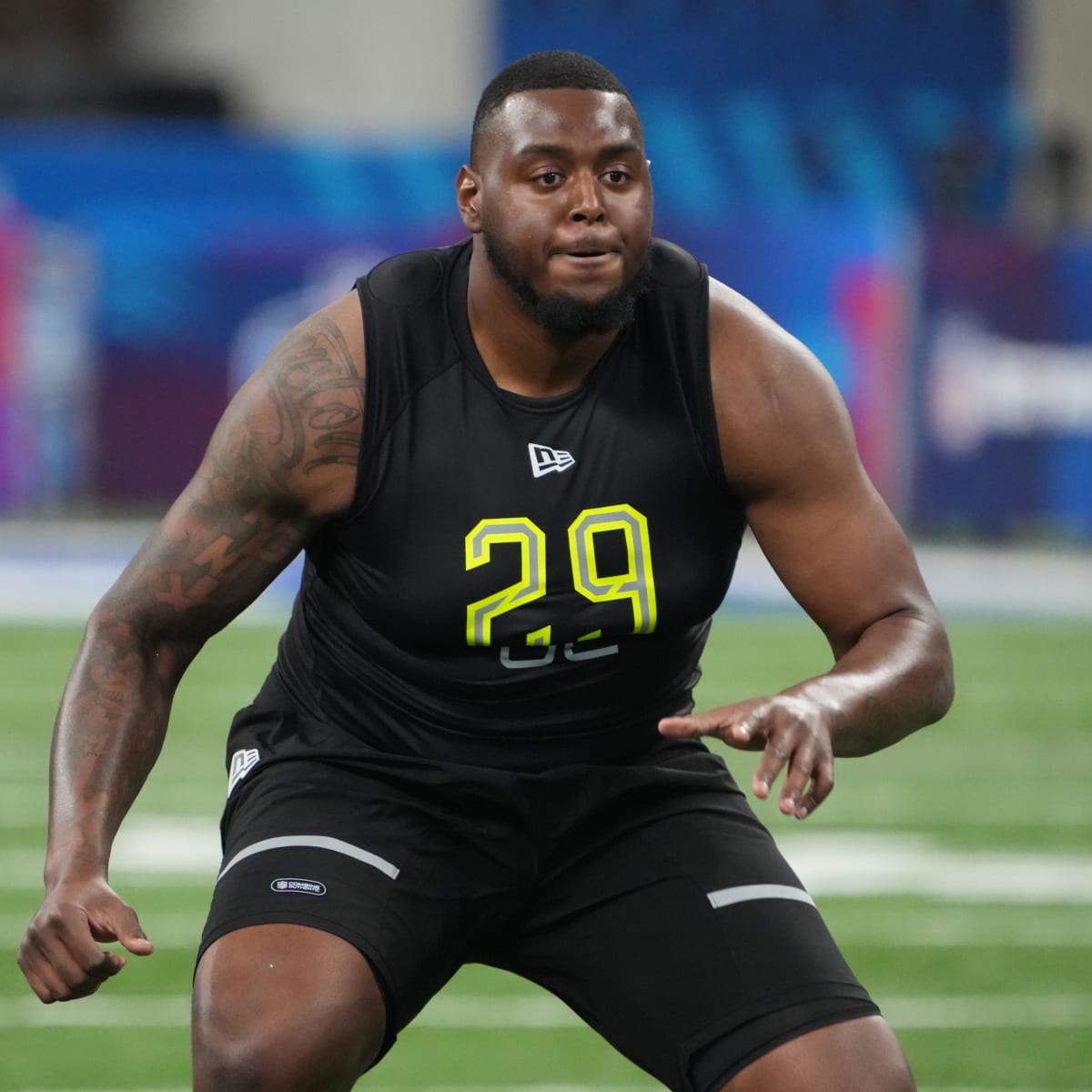 5 things to know about newly acquired Patriots OT Vederian Lowe